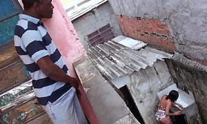 Espiando a vizinha rabuda na favela e batendo uma